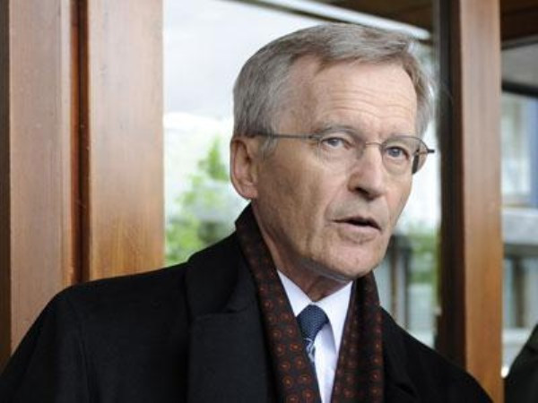 10. Karl Albrecht (92 tuổi) Tổng tài sản: 25,4 tỷ USD Vị tỷ phú này đang sở hữu Aldi Sud, hệ thống siêu thị giảm giá khổng lồ tại Đức và toàn châu Âu. Hiện Aldi đã có hơn 4.500 cửa hàng, trong đó có khoảng 1200 của hàng tại 32 bang của Mỹ.