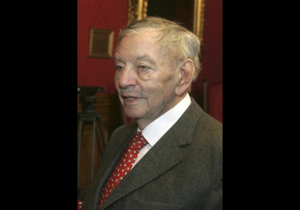 5. Karl Wlaschek (94 tuổi) Tổng tài sản: 4,7 tỷ USD Karl Wlaschek là người sáng lập ra chuỗi bán lẻ Billa của Áo. Nhưng năm 1996, ông đã bán thương hiệu Billa để đầu tư mạnh vào bất động sản và trở thành một trong những chủ sở hữu bất động sản lớn nhất ở Áo. Ông còn được biết đến là người yêu âm nhạc, sau Chiến tranh thế giới I, ông là nghệ sĩ dương cầm và là ca sĩ chính của ban nhạc “Charly Walker”.