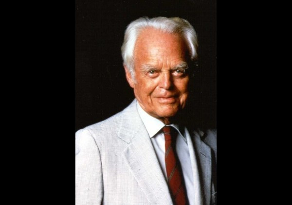 1. Walter Haefner (101 tuổi) Tổng tài sản: 4,3 tỷ USD Walter Haefner là tỷ phú duy nhất trên thế giới sống hơn một thế kỷ. Ông là cổ đông lớn nhất (24%) của nhà sản xuất phần mềm CA (trước đấy là Computer Associates). Gia đình ông cũng sở hữu Automobil-und Motoren AG, nhà nhập khẩu chính của Thụy Sĩ với các mặt hàng Volkswagen, Seat, Skoda và Audi.