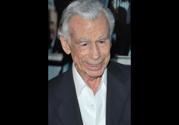 4. Kirk Kerkorian (94 tuổi) Tổng tài sản: 3,3 tỷ USD Ông trùm casino Kirk Kerkorian vẫn tham gia vào việc kinh doanh dù đã ở tuổi 94. Năm 2009, ông đã đánh cược tất cả vào thiên đường casino City Center trị giá 8,5 tỷ USD. Dự án đầu tư cá nhân lớn nhất Hoa Kỳ, bao phủ Sin City với 3 khách sạn, casino… Hiện giờ, Kerkorian đã thôi giữ chức chủ tịch hội đồng quản trị MGM Resorts International để trở thành cố vấn cấp cao và giám đốc danh dự đầu tiên trên thế giới.