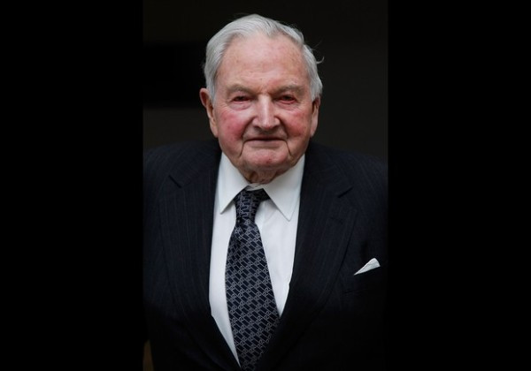 2. David Rockefeller Sr. (96 tuổi) Tổng tài sản: 2,5 tỷ USD David Rockefeller Sr. là cháu trai của ông trùm dầu mỏ John D. Rockefeller, người đóng vai trò quan trọng trong ngành công nghiệp dầu mỏ sơ khai. Hiện tại, vị tỷ phú này đang quyên góp số tài sản của mình cho các tổ chức như viện bảo tàng nghệ thuật đương đại tại New York, Đại học Harvard, hội đồng quan hệ quốc tế New York.