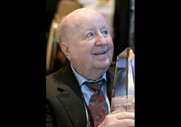 7. George Mitchell (92 tuổi) Tổng tài sản: 2,2 tỷ USD Ông là người đã thành lập tập đoàn năng lượng Mitchell Energy & Development năm 1946. Bố già của khí đốt đã dành 12 năm để phát kỹ thuật khai thác mới để khai thác khí đá phiến.