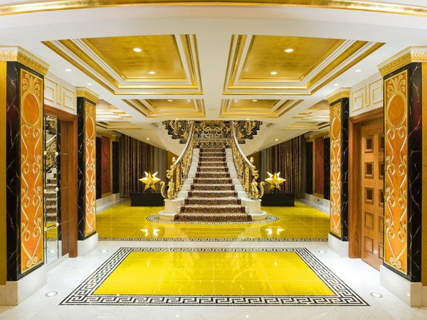 Burj al-Arab trải dài trên diện tích 1,2 triệu m2, gồm 28 tầng với 202 phòng nhìn xuống vịnh Ả Rập. Diện tích căn phòng nhỏ nhất là 169m2, còn phòng rộng nhất là phòng hoàng gia là 780m2.