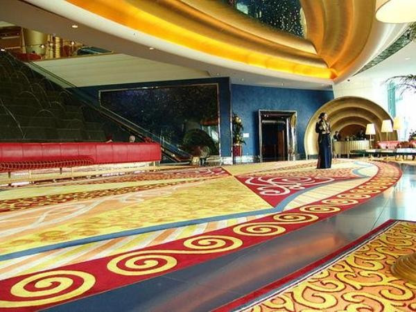 Sự an ninh ở khách sạn Burj al Arab rất nghiêm ngặt, trên nóc tòa nhà là khu bảo vệ từ trên cao được thiết kế như một pháo đài nhỏ, có thể quan sát tất cả các phía từ khoảng cách rất xa.