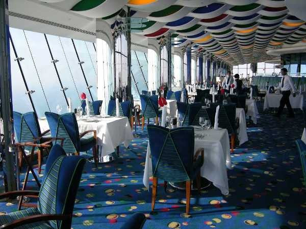 Ngoài ra cũng phải kể đến nhà hàng Al Muntaha, nhà hàng được mệnh danh là nhà hàng cao nhất ở Dubai với độ cao 200m. Đến với nhà hàng này, thực khách sẽ được thưởng thức những món ăn ngon và ngắm nhìn toàn cảnh bức tranh thành phố Dubai.