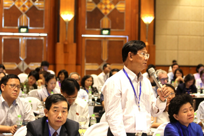 Nhiều đại biểu tham gia hội thảo quan tâm đến nhiều chính sách liên quan đến chế độ giành cho giáo viên (ảnh Trinh Phúc).