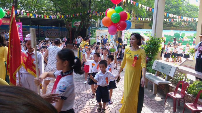 Những cháu vào lớp một được cô thầy và các anh chị lớp trên chào đón nồng nhiệt (ảnh Trinh Phúc). Những cháu vào lớp một được cô thầy và các anh chị lớp trên chào đón nồng nhiệt (ảnh Trinh Phúc).