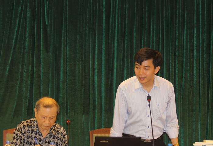 Tiến sĩ Phan Tân, tác giả của cuốn sách "Xây dựng xã hội nhường nhịn" phát biểu tại hội thảo (ảnh Trinh Phúc).