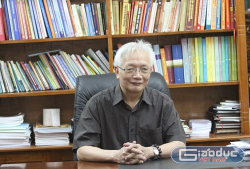 Nhà giáo ưu tú Nguyễn Tùng Lâm – Chủ tịch Hội đồng Giáo dục trường Trung học phổ thông Đinh Tiên Hoàng (Ảnh: Thùy Linh). Nhà giáo ưu tú Nguyễn Tùng Lâm – Chủ tịch Hội đồng Giáo dục trường Trung học phổ thông Đinh Tiên Hoàng (Ảnh: Thùy Linh).