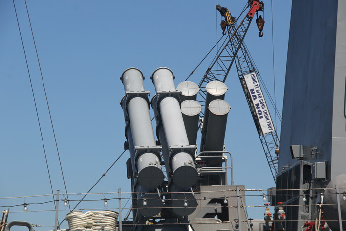 Tàu được trang bị hệ thống tên lửa hiện đại. Tàu được trang bị hệ thống tên lửa hiện đại.