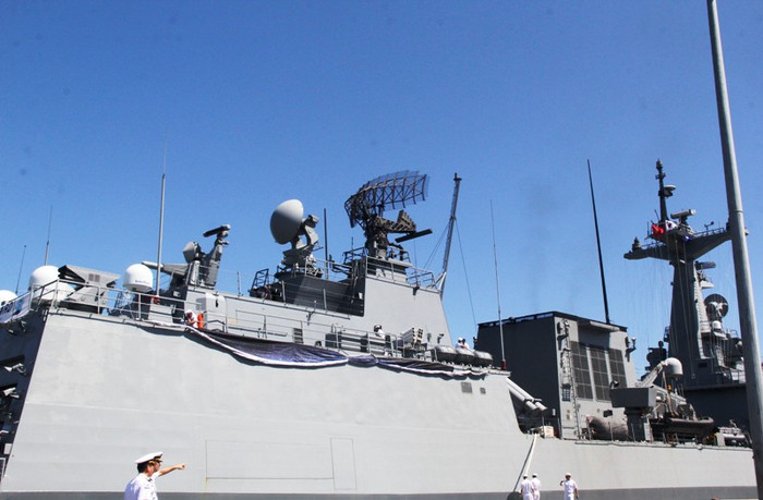 Tàu khu trục này được trang bị hai động cơ diesel MTU và 2 động cơ tuốc bin khí LM2500, cho phép đạt tốc độ tối đa 29 hải lý/h, tầm hoạt động tối đa khoảng 6.500 km. Tàu khu trục này được trang bị hai động cơ diesel MTU và 2 động cơ tuốc bin khí LM2500, cho phép đạt tốc độ tối đa 29 hải lý/h, tầm hoạt động tối đa khoảng 6.500 km.