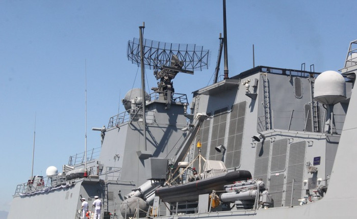 Một bên hông chiến hạm Roks Kang Gam Chan (DDH-979) Một bên hông chiến hạm Roks Kang Gam Chan (DDH-979)