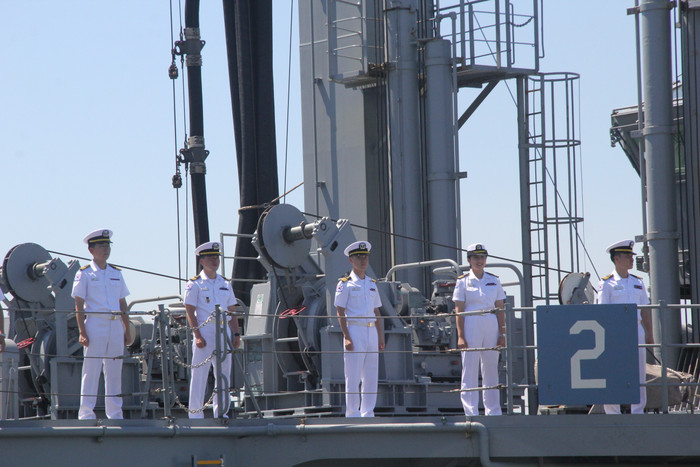 Quân nhân làm việc trên tàu Roks Hwacheon (AOE 59) Quân nhân làm việc trên tàu Roks Hwacheon (AOE 59)