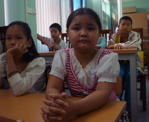 Ngồi trong Lớp học Hy vọng, Duyên buồn rười rượi khi kể về bạn Đạt đã không may mắn được đi học như mình. (Ảnh Thu Hòe) Ngồi trong Lớp học Hy vọng, Duyên buồn rười rượi khi kể về bạn Đạt đã không may mắn được đi học như mình. (Ảnh Thu Hòe)