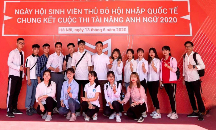 Hồng Anh (thứ 4 từ trái qua phải, hàng thứ hai) tham gia hoạt động Đoàn, hội rất năng nổ (ảnh: NVCC) Hồng Anh (thứ 4 từ trái qua phải, hàng thứ hai) tham gia hoạt động Đoàn, hội rất năng nổ (ảnh: NVCC)