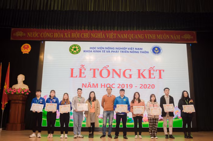 Hồng Anh (thứ 4, từ trái qua phải) nhận giấy khen của Khoa Kinh tế và phát triển nông thôn “Đã có thành tích tốt trong học tập và công tác năm học 2019-2020”. (ảnh: NVCC)