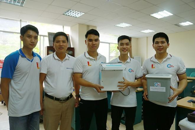 Hoàn cùng các bạn và giáo viên chụp hình bên hai phiên bản của chiếc máy rửa tay tự động (ảnh:NVCC) Hoàn cùng các bạn và giáo viên chụp hình bên hai phiên bản của chiếc máy rửa tay tự động (ảnh:NVCC)