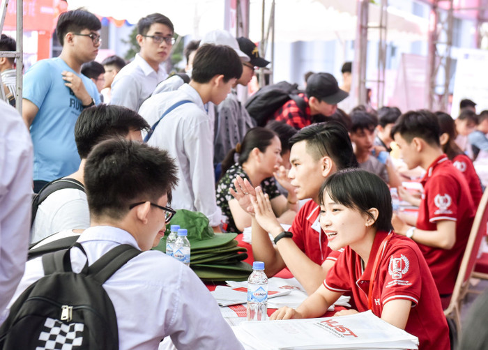 Năm 2021, thí sinh đăng ký nguyện vọng xét tuyển sinh đại học, cao đẳng giáo dục mầm non bằng 1 trong 2 hình thức: bằng phiếu hoặc trực tuyến (tại những nơi có điều kiện) (ảnh: Kim Chi)