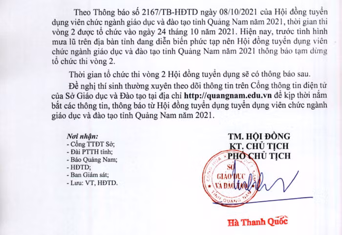Văn bản tạm hoãn kỳ thi vào "phút 89" của Hội đồng thi tuyển khiến nhiều thí sinh bức xúc. Ảnh: AN