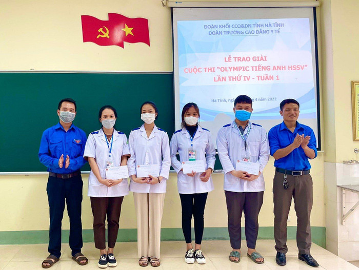 Thầy giáo Bá Chí Thanh (ngoài cùng bên phải) luôn cố gắng giúp đỡ các em sinh viên có kết quả học tập tốt nhất (Ảnh: NVCC). Thầy giáo Bá Chí Thanh (ngoài cùng bên phải) luôn cố gắng giúp đỡ các em sinh viên có kết quả học tập tốt nhất (Ảnh: NVCC).