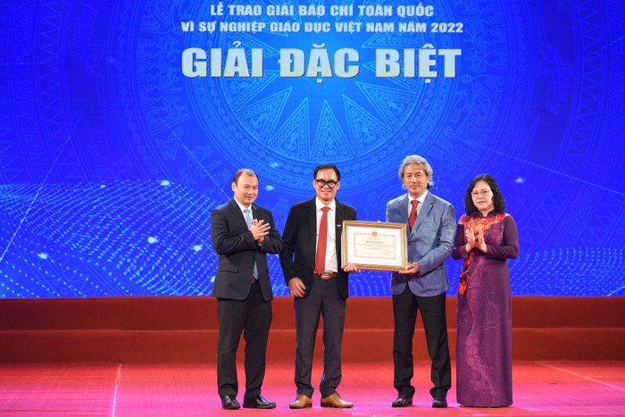 Ông Lê Hải Bình, Ủy viên dự khuyến Trung ương Đảng, Phó Trưởng ban Tuyên giáo Trung ương và bà Ngô Thị Minh, Thứ trưởng Bộ Giáo dục và Đào tạo trao giải Đặc biệt (Nguồn: Báo Giáo dục và Thời đại). Ông Lê Hải Bình, Ủy viên dự khuyến Trung ương Đảng, Phó Trưởng ban Tuyên giáo Trung ương và bà Ngô Thị Minh, Thứ trưởng Bộ Giáo dục và Đào tạo trao giải Đặc biệt (Nguồn: Báo Giáo dục và Thời đại).