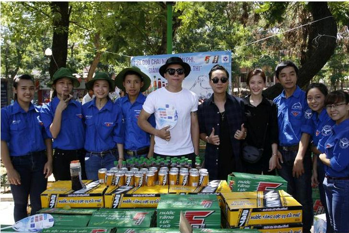 Sự xuất hiện DJ Touliver, ca sĩ Justatee,hot girl Trâm Anh... thu hút đông sự chú ý của các thí sinh và sinh viên tình nguyện. Sự xuất hiện DJ Touliver, ca sĩ Justatee,hot girl Trâm Anh... thu hút đông sự chú ý của các thí sinh và sinh viên tình nguyện.