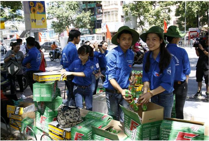 Những thùng nước đầu tiên của chiến dịch “20.000 chai nước miễn phí, giảm sức nóng mùa thi” do CLB SVTN Hà Tây và nhãn hàng F247 (Tập đoàn Masan) tổ chức đã được đưa tới cổng trường Đại học Thủy Lợi. Đồng thời, tại các điểm trường khác như: THPT Việt Đức, THPT Trần Phú, ĐH Bách Khoa, Học viện Báo chí tuyên truyền, Học viện Kỹ thuật quân sự… nước cũng đã được chuẩn bị đầy đủ. Những thùng nước đầu tiên của chiến dịch “20.000 chai nước miễn phí, giảm sức nóng mùa thi” do CLB SVTN Hà Tây và nhãn hàng F247 (Tập đoàn Masan) tổ chức đã được đưa tới cổng trường Đại học Thủy Lợi. Đồng thời, tại các điểm trường khác như: THPT Việt Đức, THPT Trần Phú, ĐH Bách Khoa, Học viện Báo chí tuyên truyền, Học viện Kỹ thuật quân sự… nước cũng đã được chuẩn bị đầy đủ.