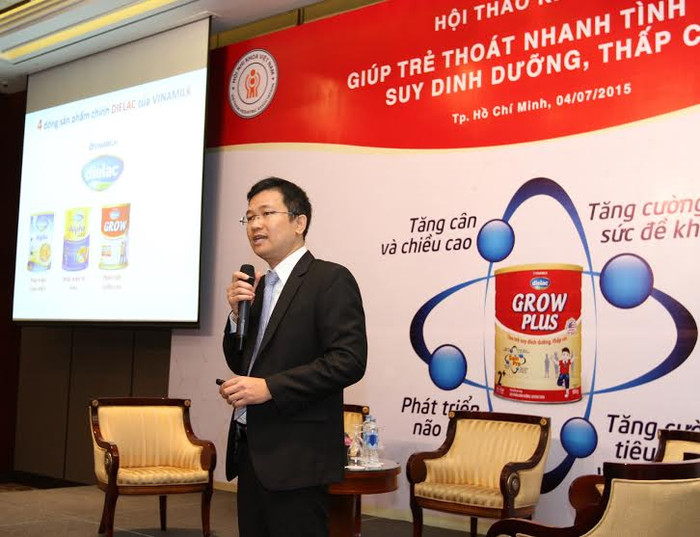 Ông Mai Thanh Việt – Giám đốc Marketing ngành hàng sữa bột, Vinamilk - đại diện công ty - giới thiệu đến người tiêu dùng các sản phẩm dinh dưỡng chất lượng của Vinamilk. Ông Mai Thanh Việt – Giám đốc Marketing ngành hàng sữa bột, Vinamilk - đại diện công ty - giới thiệu đến người tiêu dùng các sản phẩm dinh dưỡng chất lượng của Vinamilk.