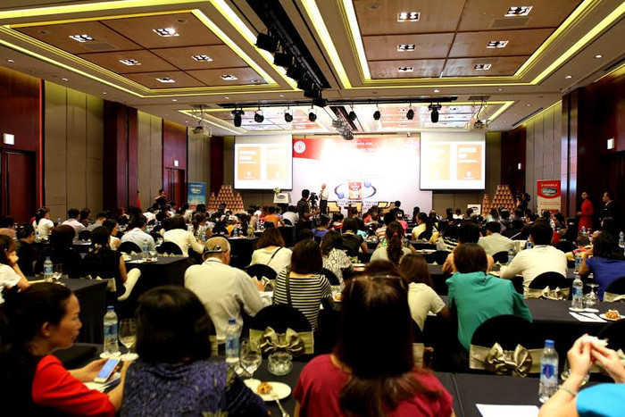 Hội thảo thu hút gần 500 bà mẹ đến nghe các chuyên gia dinh dưỡng tư vấn. Hội thảo thu hút gần 500 bà mẹ đến nghe các chuyên gia dinh dưỡng tư vấn.