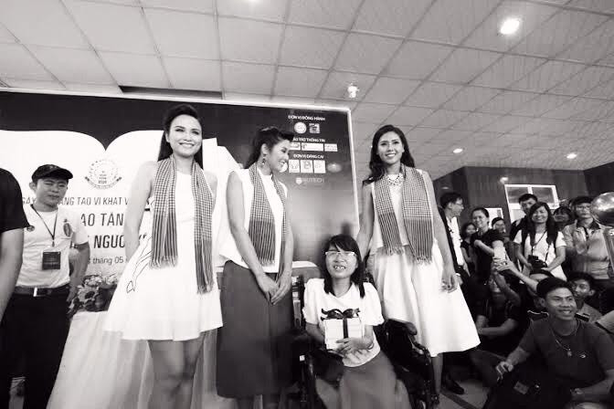 Hoa hậu Diễm Hương đang nỗ lực chứng minh hoa hậu không phải là một bình hoa di động. Hoa hậu Diễm Hương đang nỗ lực chứng minh hoa hậu không phải là một bình hoa di động.