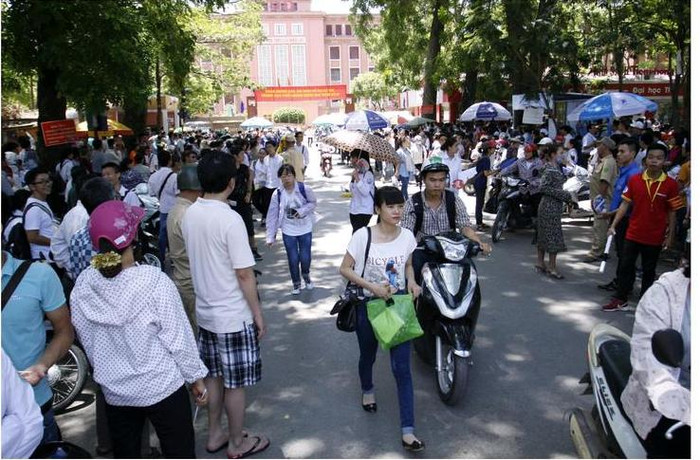 Hết giờ thi, các sĩ tử ùa ra từ các cổng trường và được nhận ngay những chai nước tăng lực F247 mát lạnh giúp xoa dịu sự căng thẳng của các bạn sau 3h đồng hồ ngồi trong phòng thi. Hết giờ thi, các sĩ tử ùa ra từ các cổng trường và được nhận ngay những chai nước tăng lực F247 mát lạnh giúp xoa dịu sự căng thẳng của các bạn sau 3h đồng hồ ngồi trong phòng thi.