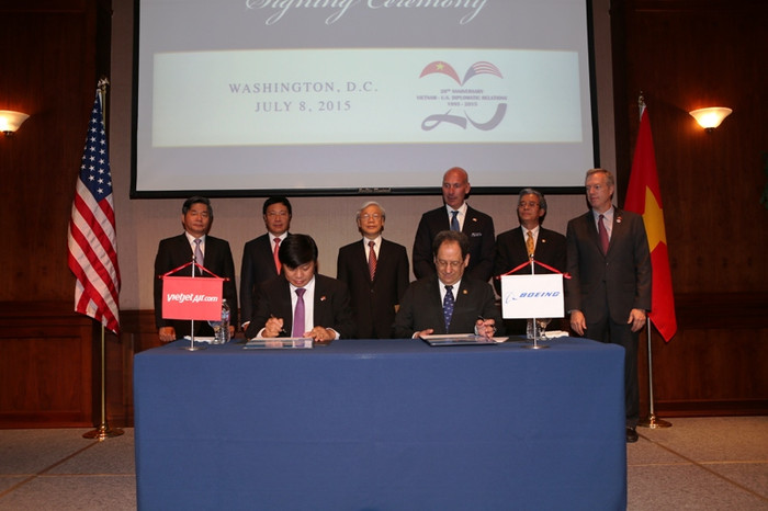 Ông Nguyễn Thanh Hùng, Phó chủ tịch HĐQT Vietjet (ngồi bên trái )và Ông Stanley Roth, Phó chủ tịch quan hệ chính phủ toàn cầu của Boeing đại diện hai bên ký kết biên bản có tính bước ngoặc này trước sự chứng kiến của Tổng Bí Thư. Ông Nguyễn Thanh Hùng, Phó chủ tịch HĐQT Vietjet (ngồi bên trái )và Ông Stanley Roth, Phó chủ tịch quan hệ chính phủ toàn cầu của Boeing đại diện hai bên ký kết biên bản có tính bước ngoặc này trước sự chứng kiến của Tổng Bí Thư.