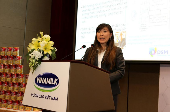 Tiến sĩ Haeri Roh Schmidt, Giám đốc Bộ phận Sức khỏe & Dinh dưỡng Đông Nam Á, tập đoàn dinh dưỡng DSM Thụy Sỹ trình bày tại Hội thảo về những giải pháp sử dụng vi chất dinh dưỡng mới, giúp cải thiện thể trạng, miễn dịch và hệ tiêu hóa cho trẻ suy dinh dưỡng thấp còi Tiến sĩ Haeri Roh Schmidt, Giám đốc Bộ phận Sức khỏe & Dinh dưỡng Đông Nam Á, tập đoàn dinh dưỡng DSM Thụy Sỹ trình bày tại Hội thảo về những giải pháp sử dụng vi chất dinh dưỡng mới, giúp cải thiện thể trạng, miễn dịch và hệ tiêu hóa cho trẻ suy dinh dưỡng thấp còi