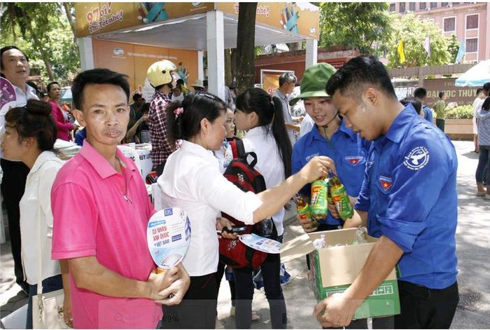 Những chai nước tăng lực trà xanh F247 đầu tiên được các bạn tình nguyện viên đưa tới tận tay các vị phụ huynh. Những chai nước tăng lực trà xanh F247 đầu tiên được các bạn tình nguyện viên đưa tới tận tay các vị phụ huynh.