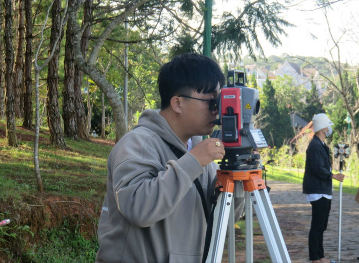 Sinh viên ngành Kỹ thuật Trắc địa và Bản đồ của Trường Đại học Tài nguyên và Môi trường Thành phố Hồ Chí Minh trong buổi học thực hành thực địa (Ảnh: NTCC). z5450016353502_c56dfe1f282066837cada7217e22fe21.jpg