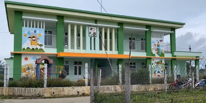 Trường mầm non Tịnh Ấn Tây cơ sở 2 tại thôn Độc Lập được đầu tư xây dựng khang trang nhưng đã "bỏ hoang" hơn hai năm qua, gây lãng phí, tốn kém. Ảnh: AP