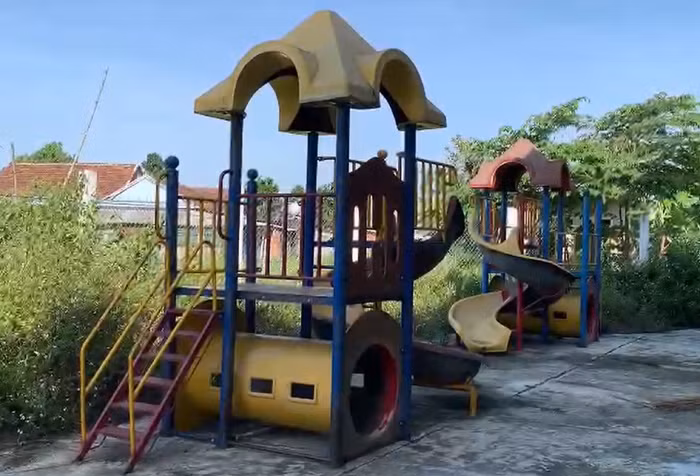 Nhiều trang thiết bị, đồ chơi của trẻ đã bắt đầu ngả màu sau hai năm "phơi gió mưa". Ảnh: AP