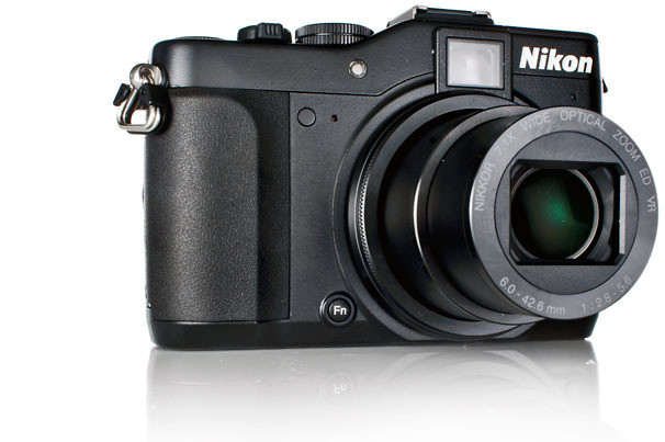 12. Nikon Coolpix P7000 Ưu điểm: Chất lượng hình ảnh cao và sắc nét Khung ngắm quang học Chế độ marco xuất sắc Chỉnh sửa trong máy và các công cụ nâng cao Zoom quang học 7.1x (28mm – 200mm) Truy cập nhanh vào chế độ chỉnh tay Nhược điểm: Hệ thống điều khiền phức tạp làm người dùng bối rối Chất lượng video không tốt lắm Khẩu độ tối đa chỉ là f2.8 Hơi cồng kềnh Đánh giá: Coolpix P7000 là kết hợp hoàn hảo giữa chất lượng hình ảnh tuyệt vời, điều khiển bằng tay rộng và ống kính zoom quang 7,1 x. Những người xài DSLR có thể cảm thấy rất quen thuộc nhưng giao diện với nhiều nút nặng nề có thể khiến người mới bắt đầu cảm thấy nản. Giá tham khảo: 346.95$ - 399.95$