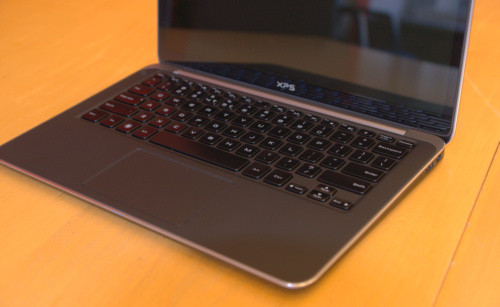 Máy dùng bàn phím kiểu chiclet nhưng các phím được thiết kế cong xuống cho trải nghiệm đánh máy thoải mái hơn.