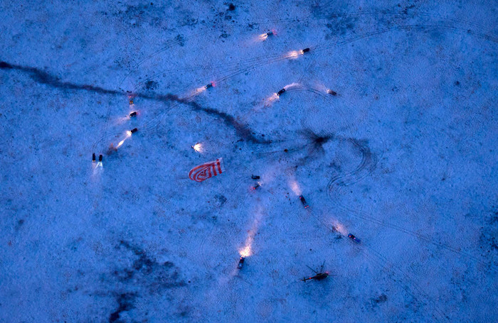 Các xe hỗ trợ của Nga chạy đến để giúp đỡ các phi hành gia trên tàu Soyuz TMA-02M ngay sau khi nó đáp xuống vùng ngoại ô thị trấn Arkalyk, Kazakhstan, 22/11/2011. Con tàu đã đưa 3 phi hành gia Mike Fossum, Sergei Volkov và Satoshi Furukawa về trái đất sau hơn 5 tháng làm việc trên trạm ISS.