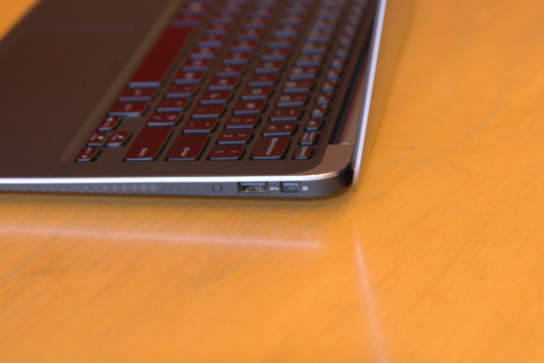 Bên phải máy có các cổng mini DisplayPort giúp kết nối với màn hình thứ hai, một cổng USB 3.0, một nút bấm cho phép kiểm tra dung lượng pin máy.