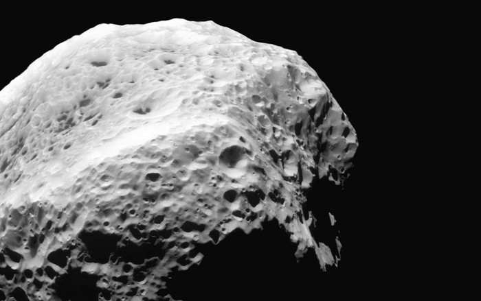 Hình ảnh mặt trăng Hyperion của Sao Thổ, chụp bởi vệ tinh Cassini, 25/08/2011.