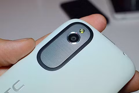 Camera của máy có đèn flash LED (Ảnh: Eprice)