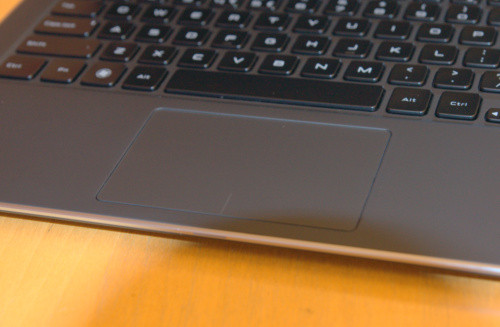 Dell trang bị XPS 13 một clickpad và các nút chuột trái,phải tích hợp.