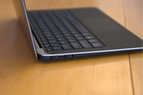 Bên trái máy chúng ta có cổng nguồn, một cổng USB 2.0, headphone và jack cắm microphone.