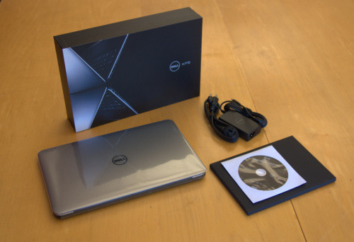 Bên trong hộp có sách hướng dẫn, dây nguồn, đĩa driver. Do máy không có ổ đĩa quang tích hợp, bạn phải sử dụng ổ đĩa quang cắm ngoài để sử dụng đĩa này.