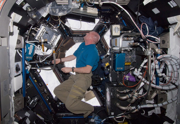 Phi hành gia của cơ quan vũ trụ châu Âu Andre Kuipers, kỹ sư trên chuyến bay Expedition 30, ngắm nhìn trái đất qua khung cửa của khoang Cupola trên trạm vũ trụ ISS, 24/12/2011.