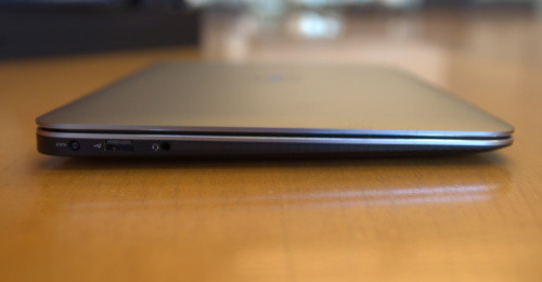 Bên trái máy, bạn có thể thấy cách Dell kết hợp các chất liệu nhôm, hợp kim magiê, sợi carbon nhằm tạo ra độ mỏng ấn tượng cho XPS 13. Máy có độ dày chỉ 0,7 inch (1,77 cm).