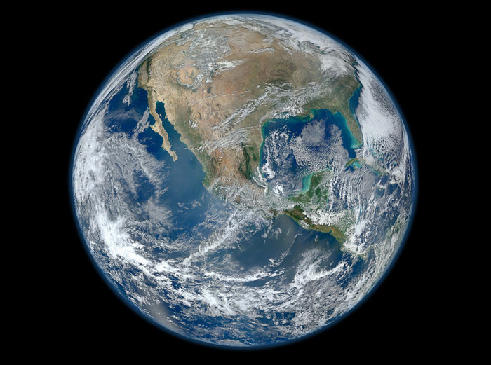 Hành tinh xanh của chúng ta. Bức ảnh Blue Marble Earth được chụp bởi thiết bị Visible/Infrared Imager Radiometer Suite (VIIRS) trên vệ tinh mới Suomi NPP cho thấy những chi tiết tuyệt đẹp của hành tinh chúng ta. Vệ tinh Suomi NPP được phóng lên vào tháng 10/2011 và được đổi tên vào tuần trước theo tên của Verner Suomi - được xem là cha đẻ của vệ tinh khí tượng. Bức ảnh được tổng hợp từ dữ liệu thu được khi vệ tinh bay bốn giờ liền trên quỹ đạo vào đầu tháng này và chiếu kĩ thuật số lên Trái Đất. Rất nhiều chi tiết về Bắc Mỹ và Tây Bán Cầu hiển hiện trên phiên bản có độ phân giải cao của bức hình này. Trước đây đã có một số bức ảnh về Blue Marble Earth từng được thực hiện, một số chúng thậm chí còn có độ phân giải cao hơn.