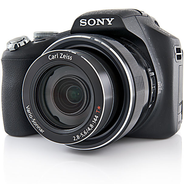 5. Sony DSC-HX100V Digital Still Camera (Black) Ưu điểm: Ống kính tele chống rung tiêu cự 810mm với khả năng zoom 30x Chế độ chụp liên tục lên tới 10 khung hình/giây với độ phân giải hoàn hảo Phần hướng dẫn dành cho người dùng được xây dựng khá công phu và hữu ích Tiltable LCD Pha trộn tuyệt vời giữa chế độ chỉnh tay và tự động Nhược điểm: Cơ chế kiểm soát rung ở tiêu cự dài nhất Không có chế độ chụp định dạng Raw Ảnh “soft” hoặc thiếu chi tiết khi chụp với ISO cao Phạm vi điều chỉnh fine tune thấp nhất Đánh giá: HX100V zoom quang 30x dù không có tùy chỉnh fine tune hay zoom “khủng” như nhiều loại máy ảnh phức tạp khác nhưng nó có các tính năng bổ sung vị lai như chất lượng video tốt, hình sắc nét. Giá tham khảo: 439.99 $- 449.99$